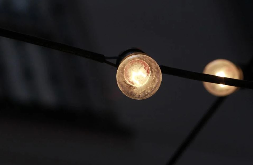 El precio de la luz se desploma un 54% en la primera quincena de febrero y es la mitad que en Europa