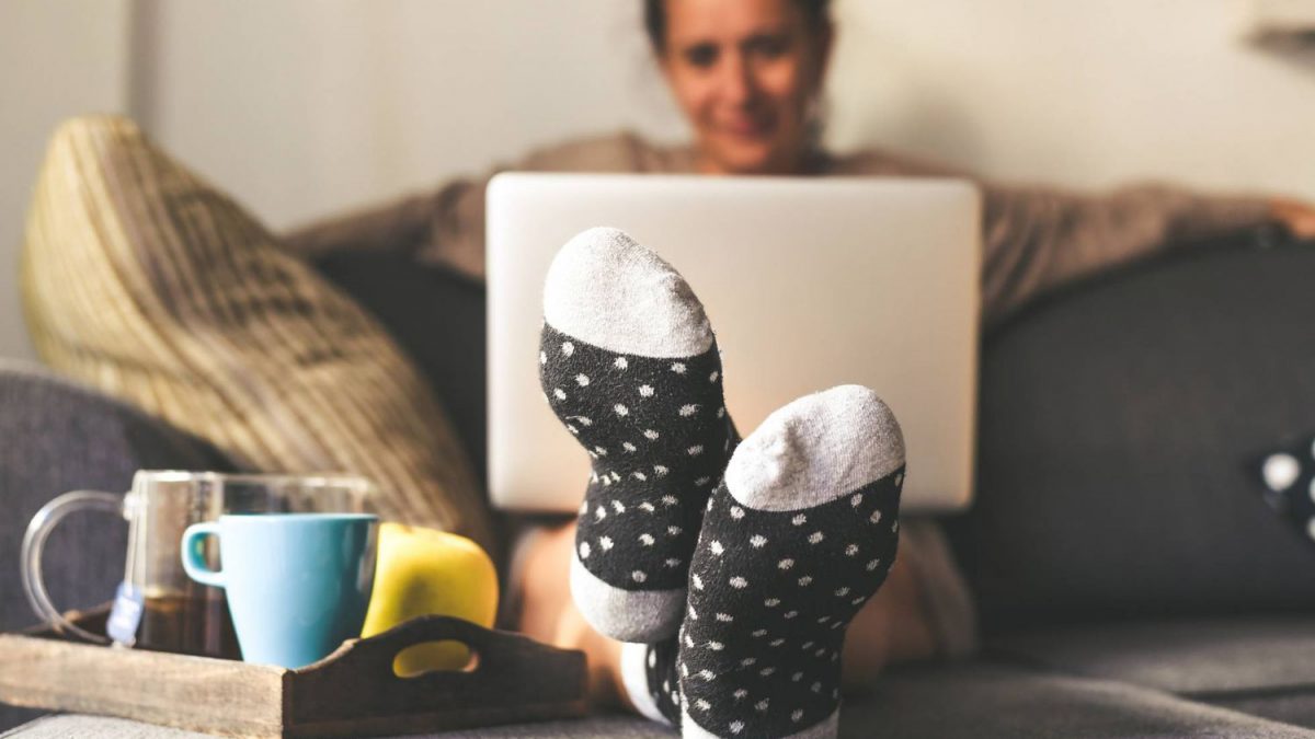 ¿Se puede consumir menos electricidad pasando más tiempo en casa?