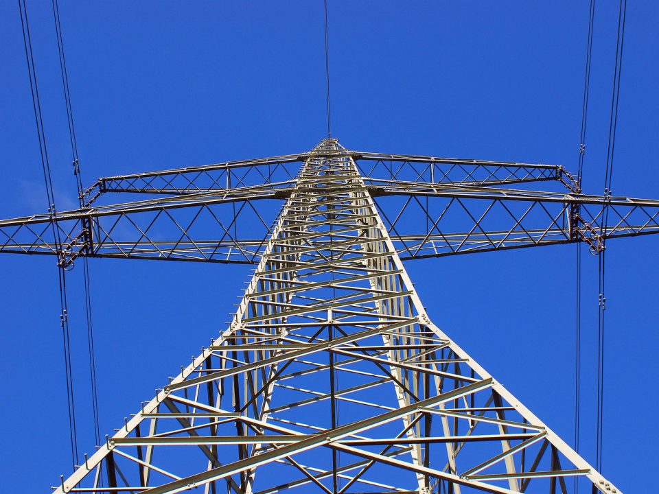 Europa se enfrenta a una carrera contra el tiempo: faltan redes eléctricas para lograr la neutralidad climática en 2050